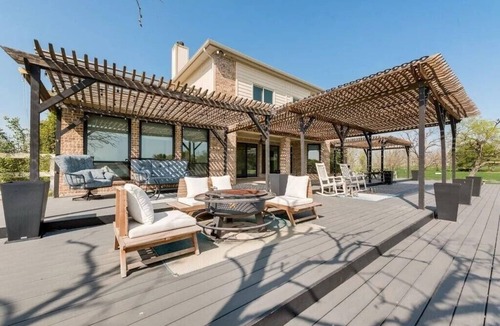 Kerens House | Lakefront home with heated pool on 12 acres