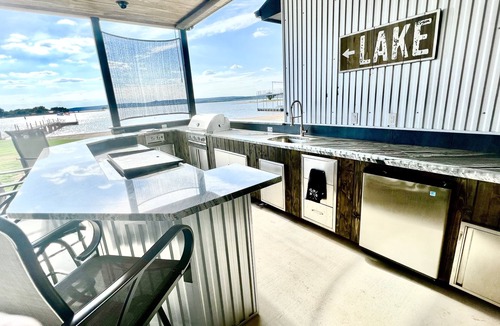 Graford House | Lakefront Home with lit pickleball basketball court & walk-in beach. Sleeps 12.