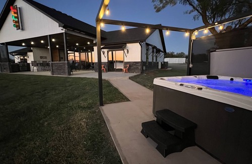 Graford House | Lakefront Home with lit pickleball basketball court & walk-in beach. Sleeps 12.