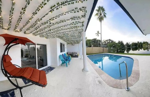 Miramar House | Lakefront home with private pool near Miami