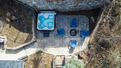 Newman Lake House | Lakefront Honeymoon Bay Studio Cottage