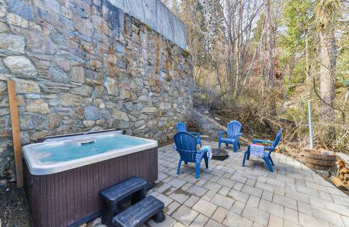 Newman Lake House | Lakefront Honeymoon Bay Studio Cottage