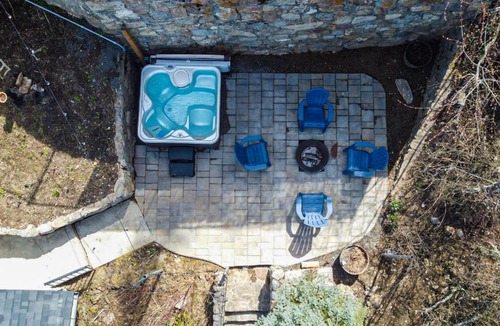 Newman Lake House | Lakefront Honeymoon Bay Studio Cottage