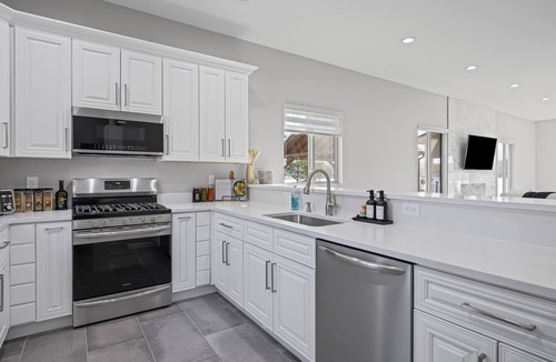 White Lake House | Lakefront Hot Tub, Beach & More!
