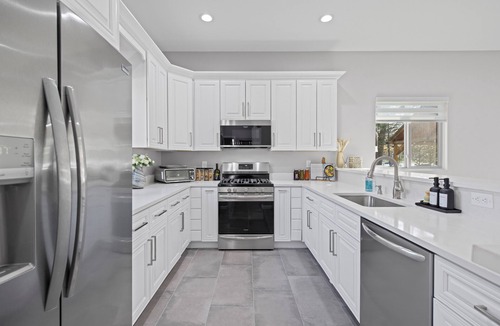 White Lake House | Lakefront Hot Tub, Beach & More!