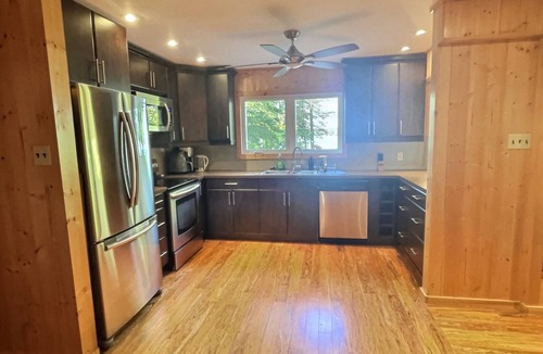 Beaconia House | Lakefront Hot Tub Cabin | 4-Season | Dock | Sleeps 8