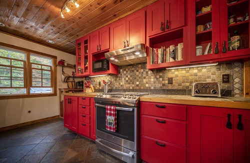 Huddleston House | Lakefront,Hot-Tub, Fire-Pit, Dogs allowed,fireplaces, Fenced yard, Pool Table,