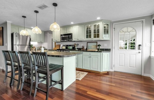 Town of Porter House | Lakefront + Hot Tub, sleeps 8 -Blue Waters Cottage