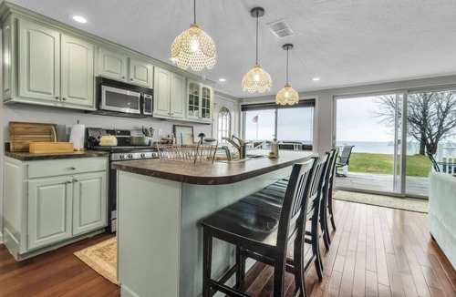 Town of Porter House | Lakefront + Hot Tub, sleeps 8 -Blue Waters Cottage