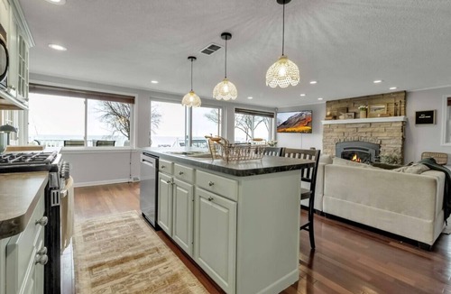 Town of Porter House | Lakefront + Hot Tub, sleeps 8 -Blue Waters Cottage