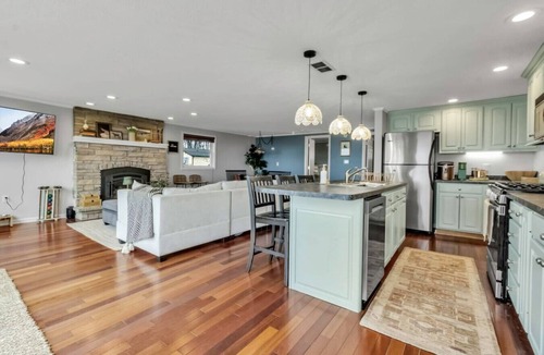 Town of Porter House | Lakefront + Hot Tub, sleeps 8 -Blue Waters Cottage