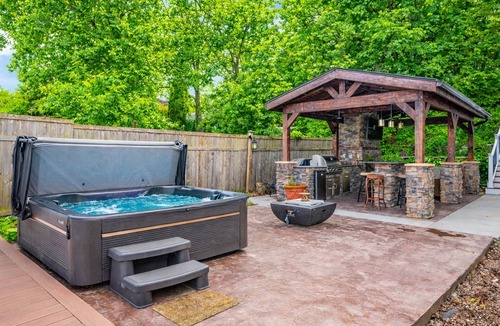 Seneca Falls House | Lakefront | Hot Tub | 10 Guest | Dock + Kayaks