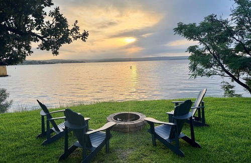 Tow House | Lakefront! House+Guesthouse+Smoker+Kayaks+Firepit