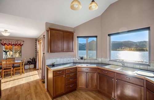 Wolf Creek House | Lakefront house on Holter Lake