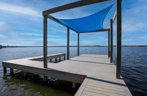 Flint House | Lakefront House with Boat Dock, BBQ in Peaceful Flint