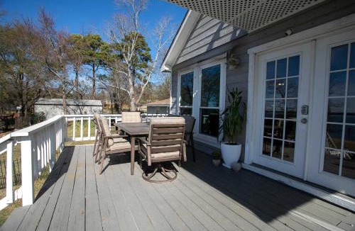 Flint House | Lakefront House with Boat Dock, BBQ in Peaceful Flint