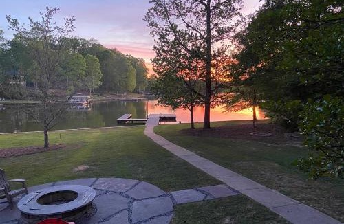 Eatonton House | Lakefront House with Private Dock and Fire Pit!