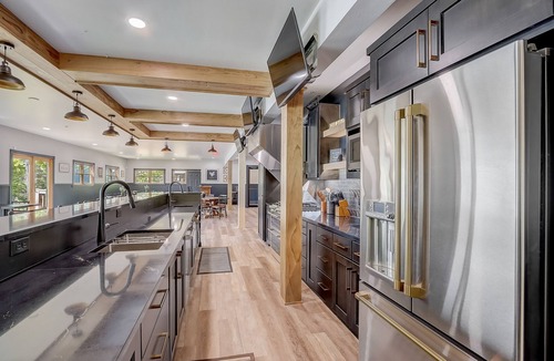 Markesan House | Lakefront! Huge Game RM + Chefs Kitchen! Sleep 40!