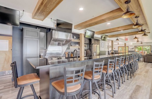 Markesan House | Lakefront! Huge Game RM + Chefs Kitchen! Sleep 40!