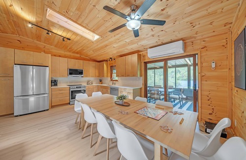 White Haven Cabin | Lakefront I Movie Theater I Putting Green I Game Room I Bocce ball!