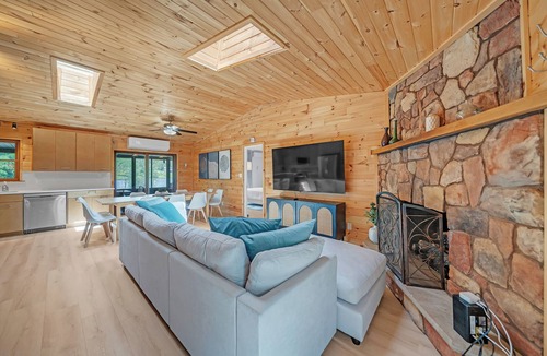 White Haven Cabin | Lakefront I Movie Theater I Putting Green I Game Room I Bocce ball!