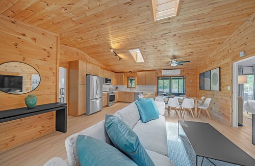 White Haven Cabin | Lakefront I Movie Theater I Putting Green I Game Room I Bocce ball!