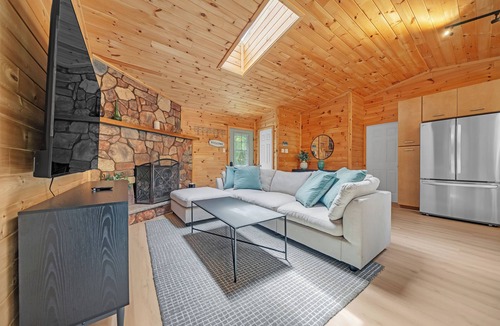 White Haven Cabin | Lakefront I Movie Theater I Putting Green I Game Room I Bocce ball!