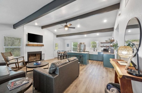 Dennis House | Lakefront, Kayaks, 2.5 acres, March Dates Open