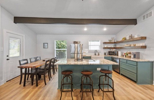 Dennis House | Lakefront, Kayaks, 2.5 acres, March Dates Open