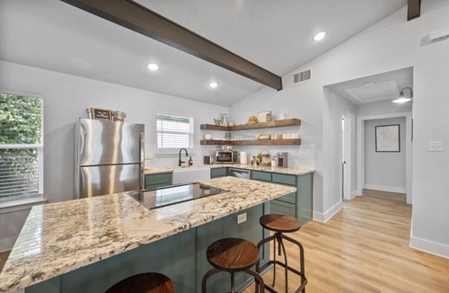 Dennis House | Lakefront, Kayaks, 2.5 acres, March Dates Open