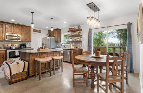 Dennis Cabin | Lakefront!➟Kayaks, Fire Pit, Sparkling Clean Hot Tub