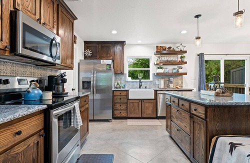 Dennis Cabin | Lakefront!➟Kayaks, Fire Pit, Sparkling Clean Hot Tub