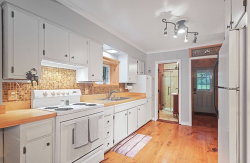 Maryland House | Lakefront, Kayaks, Firepit, great baseball stay!