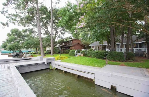 Walden on Lake Conroe House | LakeFront, Kayaks,Grill, Boat Dock, Deck, Netflix