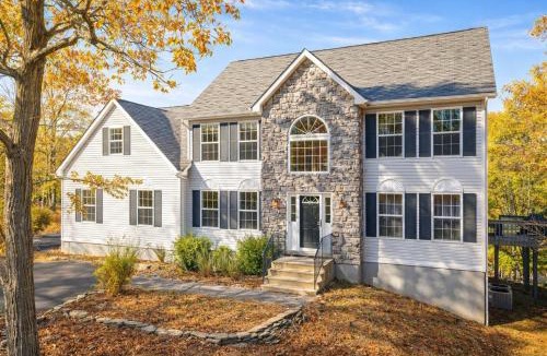 East Stroudsburg House | Lakefront Kayaks, HotTub FirePit Sauna Pool