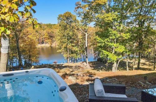East Stroudsburg House | Lakefront Kayaks, HotTub FirePit Sauna Pool