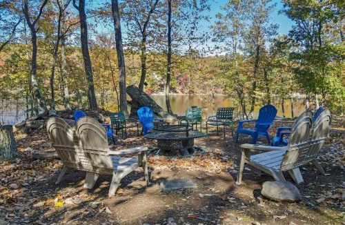 East Stroudsburg House | Lakefront Kayaks, HotTub FirePit Sauna Pool