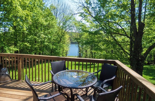 Town of Delaware House | Lakefront Kenoza Cottage