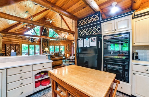 Kuttawa Cabin | Lakefront Kuttawa Cabin w/Private Dock & Hot Tub!