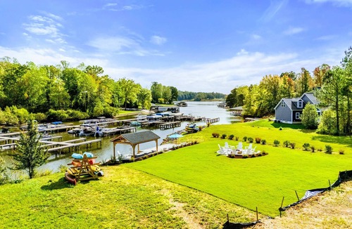 Mineral House | Lakefront Lake Anna 6-Suites, Hot Tub
