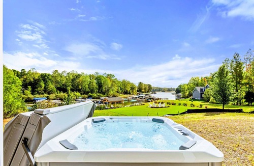 Mineral House | Lakefront Lake Anna 6-Suites, Hot Tub