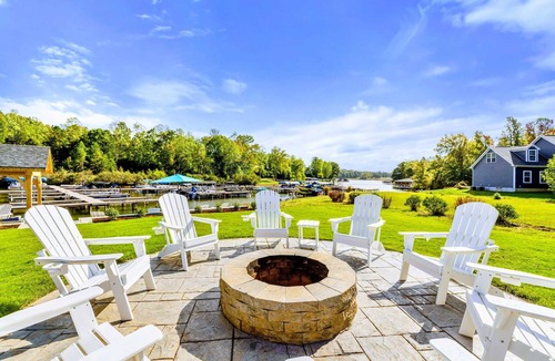 Mineral House | Lakefront Lake Anna 6-Suites, Hot Tub