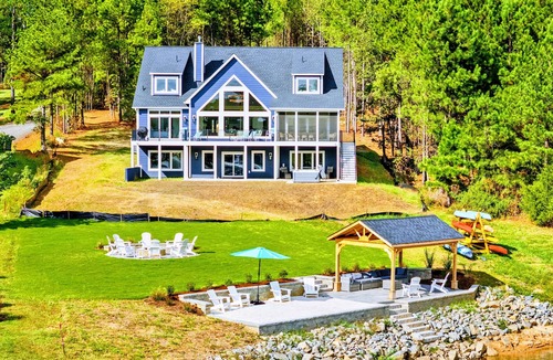 Mineral House | Lakefront Lake Anna 6-Suites, Hot Tub