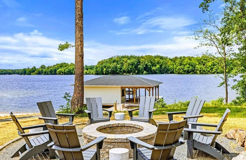 Bumpass House | Lakefront Lake Anna, Beach, Dock, Deck Vie