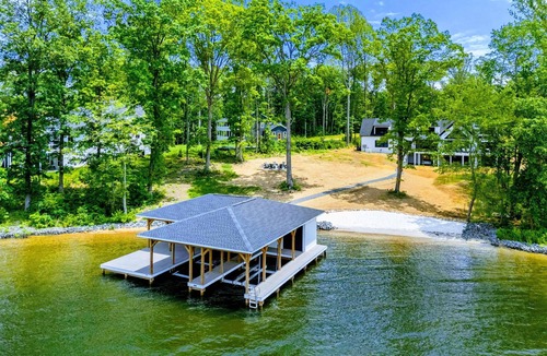 Bumpass House | Lakefront Lake Anna, Beach, Dock, Deck Vie