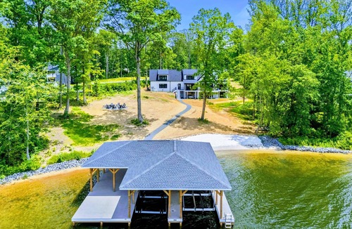 Bumpass House | Lakefront Lake Anna, Beach, Dock, Deck Vie