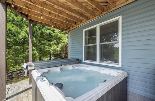 Mineral House | Lakefront Lake Anna, Dock, Views, Deck, Movies