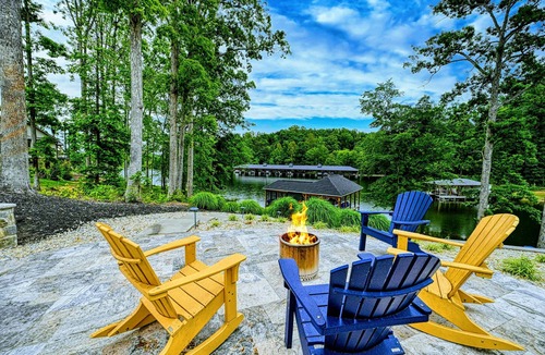 Bumpass House | Lakefront Lake Anna, Pool, Boat Dock, Deck Vie