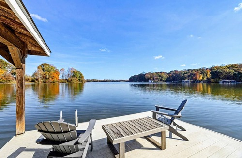 Livingston House | Lakefront Lake Anna - Views, Boat Dock, Games