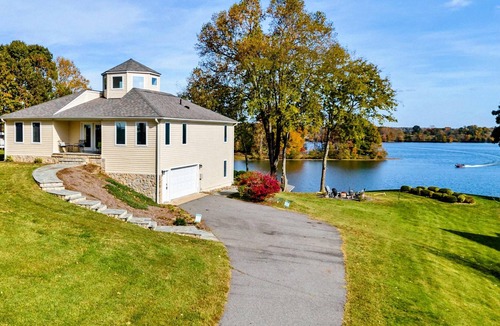Livingston House | Lakefront Lake Anna - Views, Boat Dock, Games